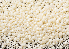 Бисер Япония круглый 11/0 250г 0409 светло-бежевый, радужный непрозрачный