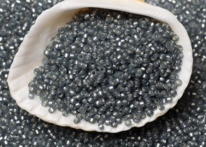 Бисер Япония MIYUKI Seed Beads 15/0 100г 1657 окрашенный серый полуматовый серебряная линия внутри — фото 3