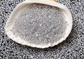 Бисер Япония MIYUKI Seed Beads 15/0 5г 1105 бледный кристалл игристый серая линия внутри — фото 3