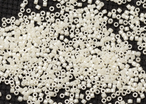 Бисер Япония MIYUKI Delica цилиндрический 11/0 50г DB0203 светло-цейлонский желтый — фото 2