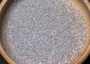 Бисер Япония MIYUKI Seed Beads 15/0 100г 1105 бледный кристалл игристый серая линия внутри — фото 5