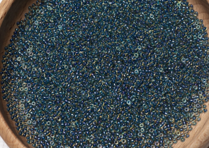 Бисер Япония MIYUKI Seed Beads 15/0 100г 1826 полуночный топаз радужный синяя линия внутри — фото 5