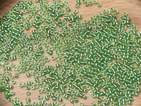 Бисер Япония MIYUKI Delica цилиндр 11/0 50 г DB-0916 игристый green chartreuse с цветной линией — фото 3