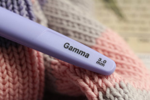 Для вязания " Gamma" CH- LD крючок с подсветкой пластик d 3. 0 мм 15. 6 см в картонной упаковке с европодвесом фиолетовый — фото 7