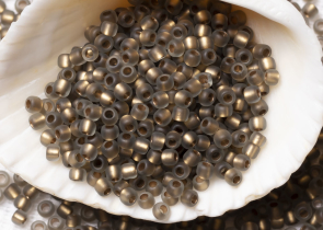 Бисер Япония Toho круглый 11/0 10 г 0999F черный алмаз матовый радужный, золотая линия внутри — фото 3
