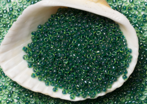 Бисер Япония MIYUKI Seed Beads 15/0 100г 0332 тёмно-зелёный радужный синяя линия внутри — фото 3