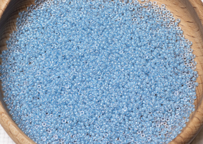 Бисер Япония MIYUKI Seed Beads 15/0 100г 0221 небесный кристалл синяя линия внутри — фото 5
