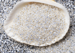 Бисер Япония MIYUKI Seed Beads 15/0 5г 0551 белый опал позолоченная линия внутри — фото 3
